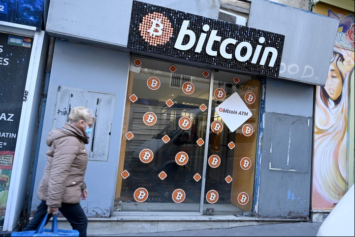 Un cajero virtual para adquirir Bitcoins, en Marsella, Francia. (AFP)