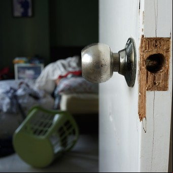 Cómo prevenir robos en la casa al salir de viaje: 7 precauciones clave