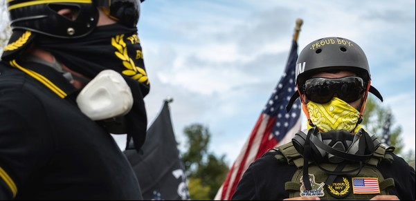 " Es un fracaso total": Los Proud Boys ahora se burlan de Trump