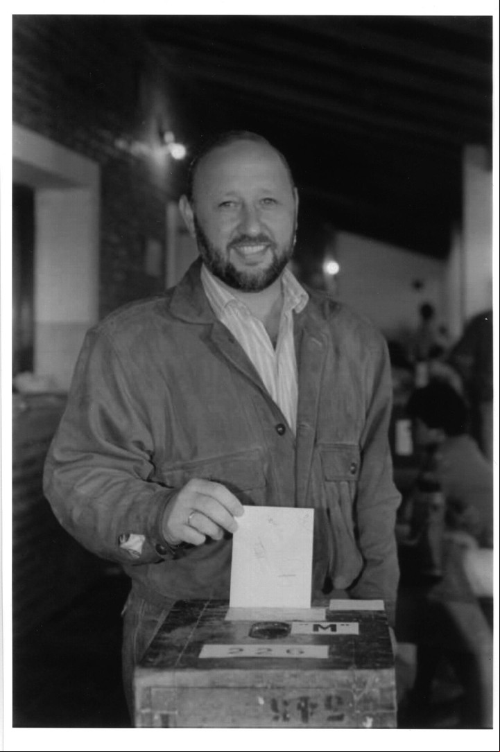 El voto de Gildo Insfrán en 1999.