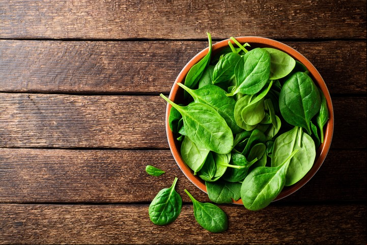 Espinaca cruda, rica en flavonoides. Foto Shutterstock.