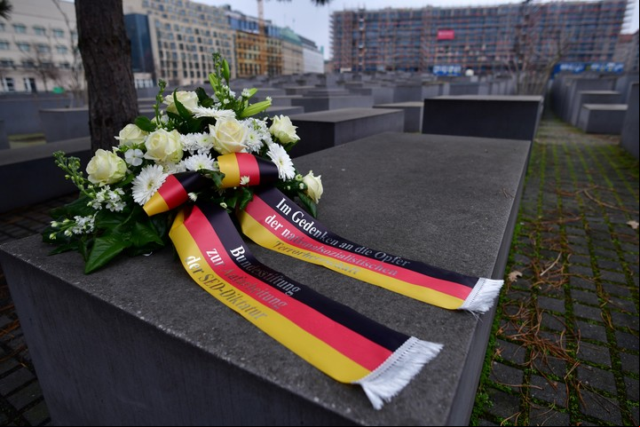 Flores en el Memorial del Holocausto en Berlín. Foto EFE