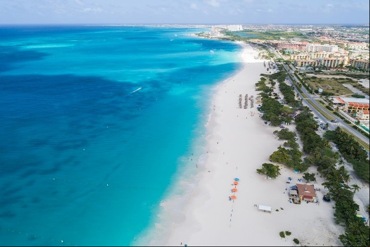 Los tonos celestes, turquesas y azules, característicos de las paradisíacas playas de Aruba. Foto: Oficina de Turismo de Aruba
