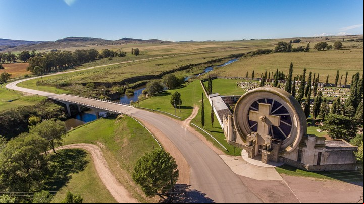 Portal del cementerio de Saldungaray, de Francisco Salamone, en las sierras de Ventania. Foto: Turismo de la provincia de Buenos Aires