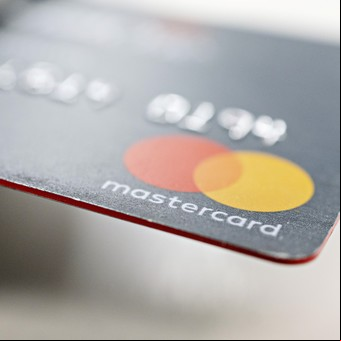 Gastos en dólares: cómo pagar la tarjeta en octubre para evitar recargos y ahorrar el 23%