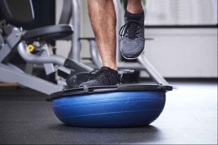 Semi esfera o bosu. Foto Shutterstock.