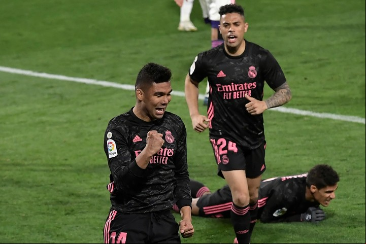 Casemiro celebra que el Real Madrid le ganó al Valladolid y se acercó al Atlético del Cholo.Foto: EFE..