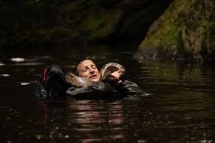 Bear Grylls, el inglés que tiene muchísimos programas de supervivencia. Pero en este caso, hay que ayudarlo a que una boa no lo mate. FOTO: NETFLIX