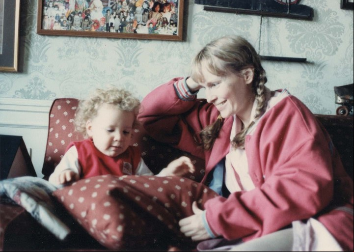Dylan y Mia Farrow. La pequeña fue primero adoptada por la actriz, y luego Woody también lo hizo. FOTO: HBO