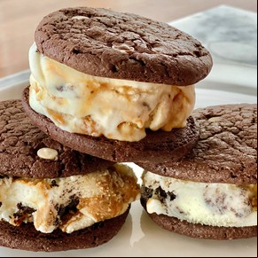Alfajores con cookies y helado de super dulce de leche