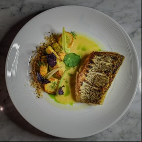 Pescado con salsa de azafrán y naranja