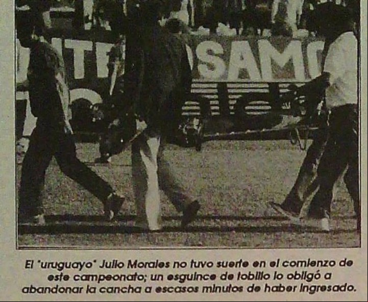 Julio Morales, retirado en camilla de la cancha de Vélez.