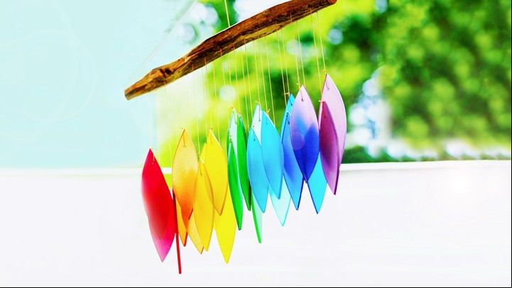 Carrillones multicolores para dispersar la energía. Foto: ilustración Shutterstock.