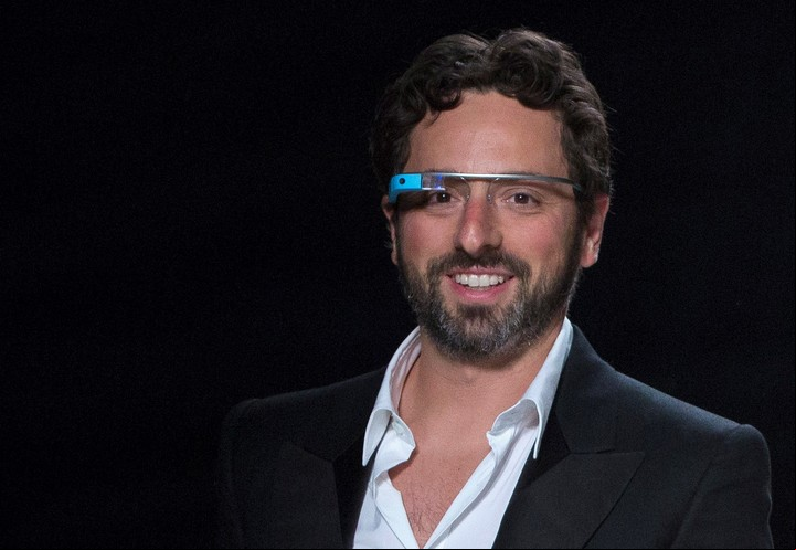 Serge Brin y sus lentes con interfaz para aplicaciones.