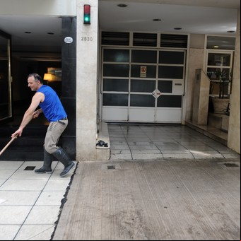 Los encargados de edificios acordaron un 32% de aumento y volverán a subir las expensas