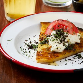 Fainá con ricota y tomate