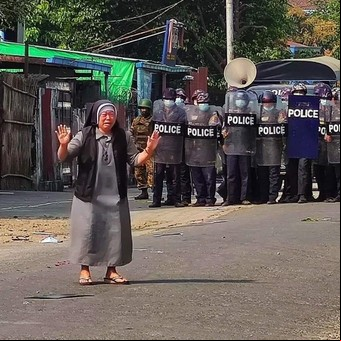 En fotos: violenta represión a las protestas contra el golpe de Estado en Myanmar deja decenas de manifestantes muertos