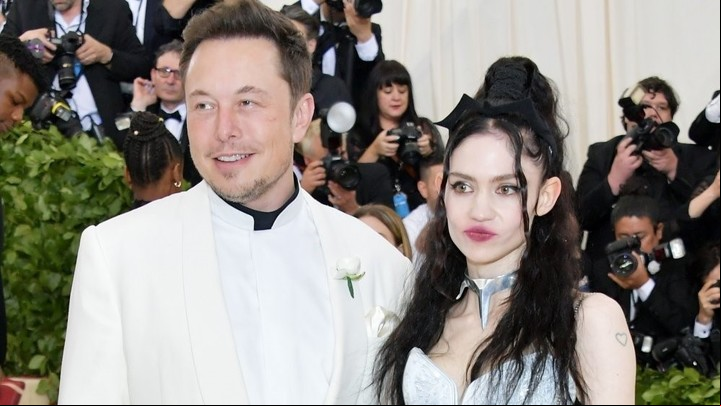 Elon Musk y la artista Grimes, una de las mujeres con quien tuvo hijos. Foto: Archivo Clarín..