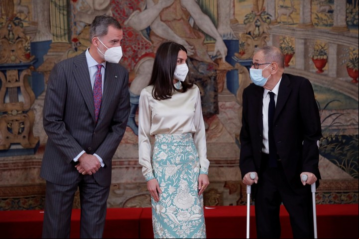 En marzo de 2021, en un acto protocolar, Letizia enalteció una vez más el pelo sin tintura. Foto EFE/Juan Carlos Hidalgo.