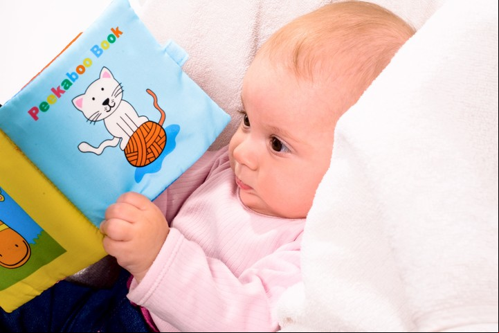 “Insistimos en leer desde la panza. Disfrutar del enorme placer que es leer con bebés, niños y niñas", dice Gretel Nájera, fundadora de Pantuflas Libros. Foto: ilustración Shutterstock.