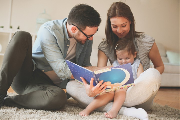 Para los más chiquititos, se sugieren libros manipulables, con hojas de cartón, con recursos como la acumulación, la rima, la repetición; con ilustraciones bellas y coloridas. Foto: ilustración Shutterstock.