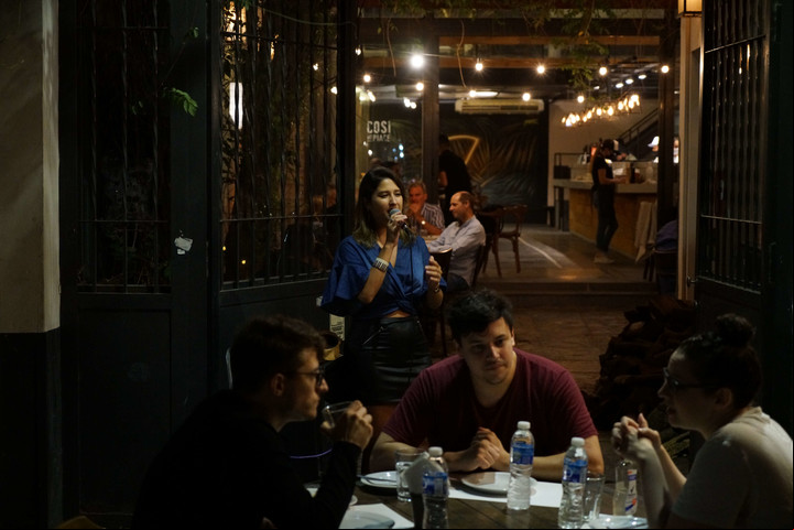 Laura Ávila en la pizzería de Palermo en la que cantó hasta hace poco. Antes hacía un show a la gorra en la vereda de su casa, pero como no hay protocolos para artistas callejeros no pudo seguir haciéndolo. Foto: Emmanuel Fernández