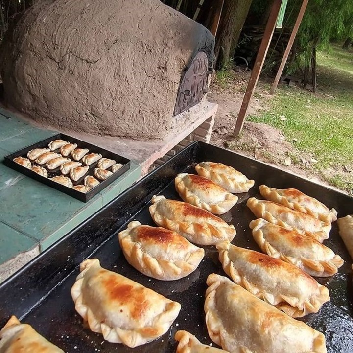 Las empanadas al horno de barrio de Los Pecanes, en el Delta de Tigre.