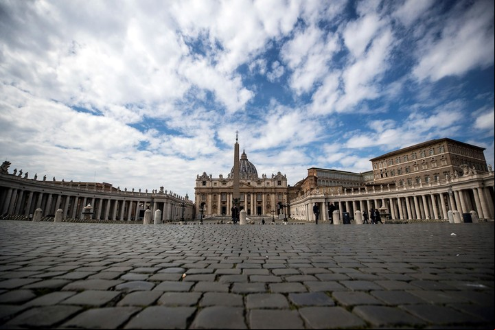 La plaza de San Pedro cerrada durante la restricción por la por la pandemia durante el rezo del Ángelus en 2021. Fuente: EFE