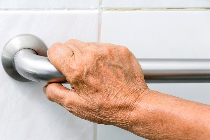 Barandas en el baño. Foto Shutterstock.