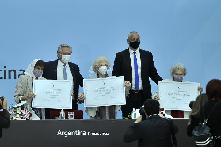 Alberto Fernández entregó premios a las Madres y Abuelas de Plaza de Mayo. Foto: Maxi Failla.