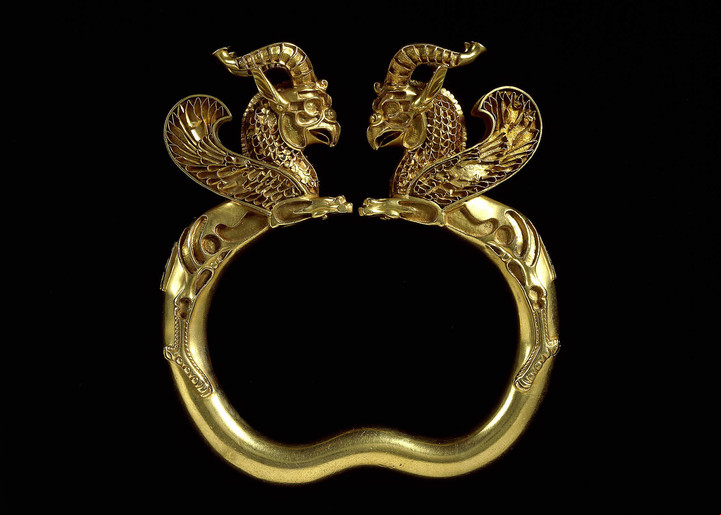 Un brazalete de oro persa que forma parte del tesoro de Oxus, reclamado por Tayikistán. Foto: AFP.