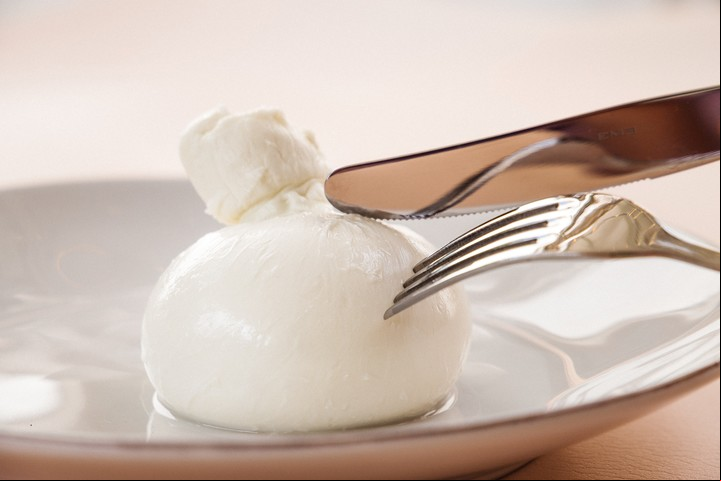 La burrata: mozzarella con corazón de stracciatella. Foto: Unsplash.