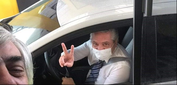 Alberto Fernández tuvo que pagar doble peaje por no tener TelePASE