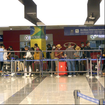 Primer día de testeos en Ezeiza: entre el fastidio de los turistas por tener que pagarlos y el alivio de llegar al país