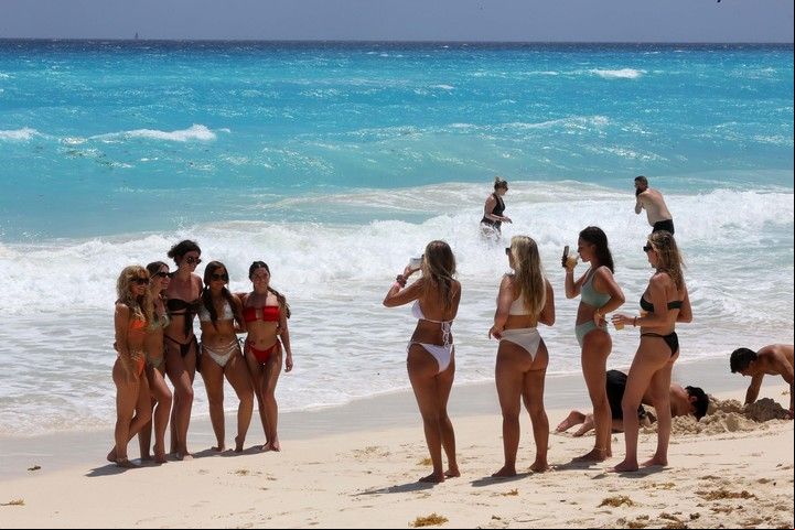 Turistas disfrutan de las playas de Cancún. Foto EFE/Lourdes Cruz.