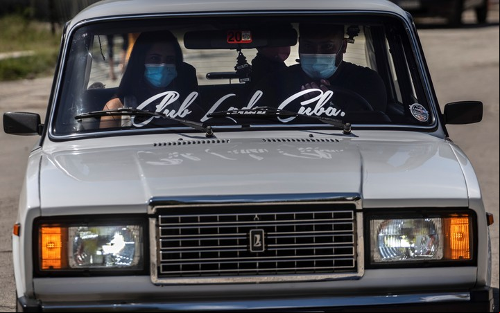 Una familia a bordo de su Lada durante una última reunión del Club Lada Cuba. Foto: AP