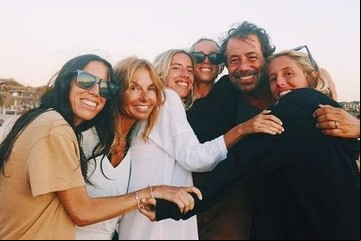 La familia de Sofía Sarkany esparció sus cenizas en el mar: las imágenes del emotivo momento