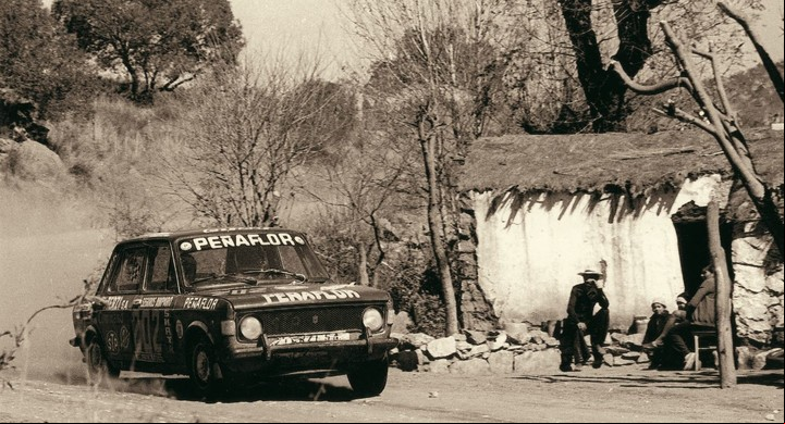 El piloto Ernesto "Chippy" Breard y su 128 en plena competencia del Turismo Nacional, en el noroeste argentino.