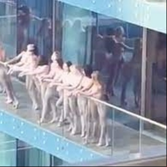 Dubai: escándalo y detenidos por un video de mujeres desnudas en un balcón
