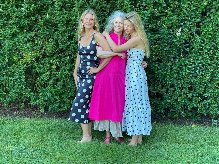 En sintonía con su adhesión a la belleza natural, Gwyneth Paltrow no está pendiente del crecimiento de las raíces del pelo.