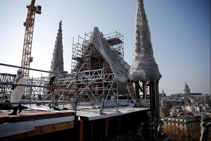 Trabajos de reconstrucción en la catedral de Notre-Dame de París. Foto EFE/EPA/BENOIT TESSIER