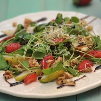 Ensalada de pera, rúcula y frutilla