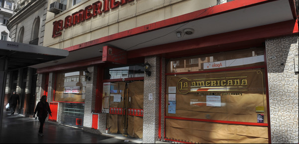 Las pizzerías, en crisis por las restricciones: cerró el local de La Americana de avenida Corrientes