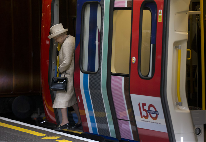 Hasta la reina Elizabeth viajó en el subte cuando cumplió 150 años de servicio (AP).