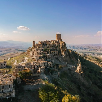 Cómo es Craco, un pueblo fantasma en la campiña del sur de Italia