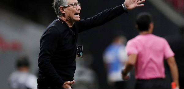 Ariel Holan renunció como DT de Santos a un día de jugar con Boca en la Copa Libertadores