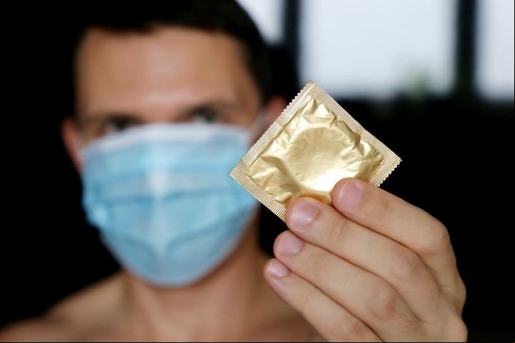 Tener sexo sin protección, una de las conductas a desinstalar. Foto: ilustración Shutterstock.