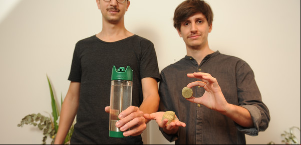 Inventaron una botella para tomar mate sin bombilla y la venden en dólares a 47 países