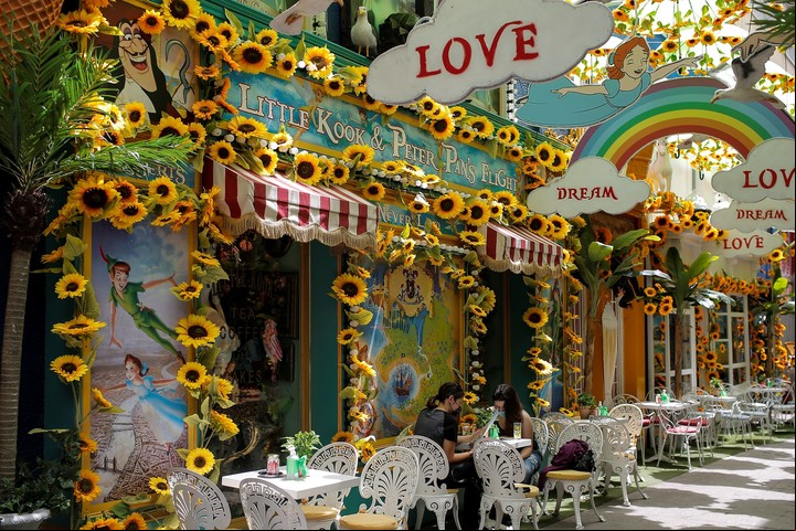 Una cafetería de Atenas, Grecia: la tradición está enraizada en la cultura griega con mucha oferta gastronómica (Foto: EFE)