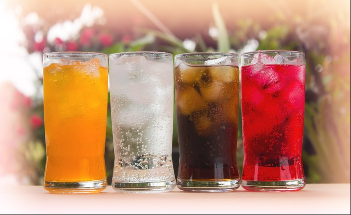 Las gaseosas y bebidas azucaradas, otro de los consumos poco saludables para la higiene bucal. Foto Shutterstock.